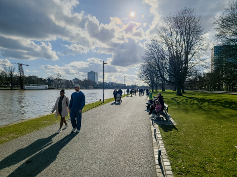 Mensen wandelen langs een kanaal.