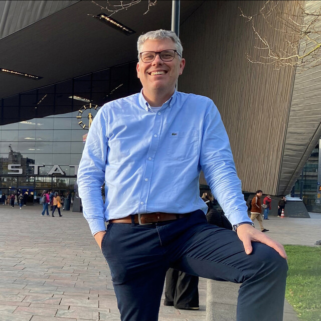 Diederik van Zanten staand voor het Centraal station in Rotterdam