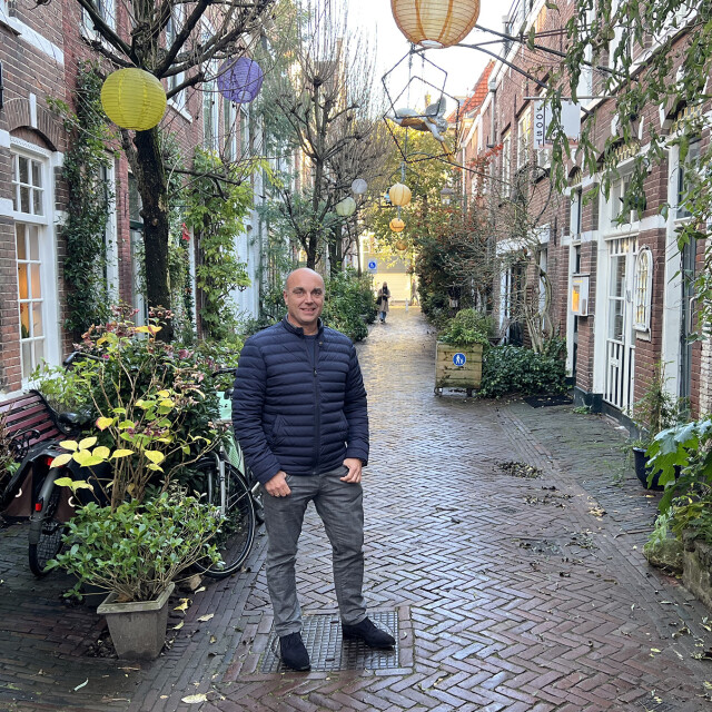 Djorn Noordman in een gezellig Haarlems straatje