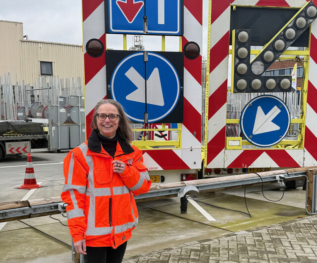 Hanneke bij verkeersborden