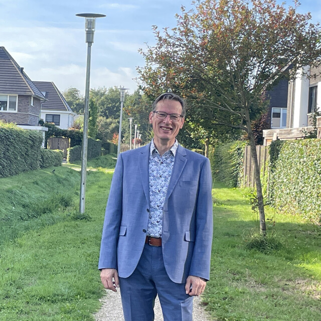 Harry Prinsen in een groene woonwijk