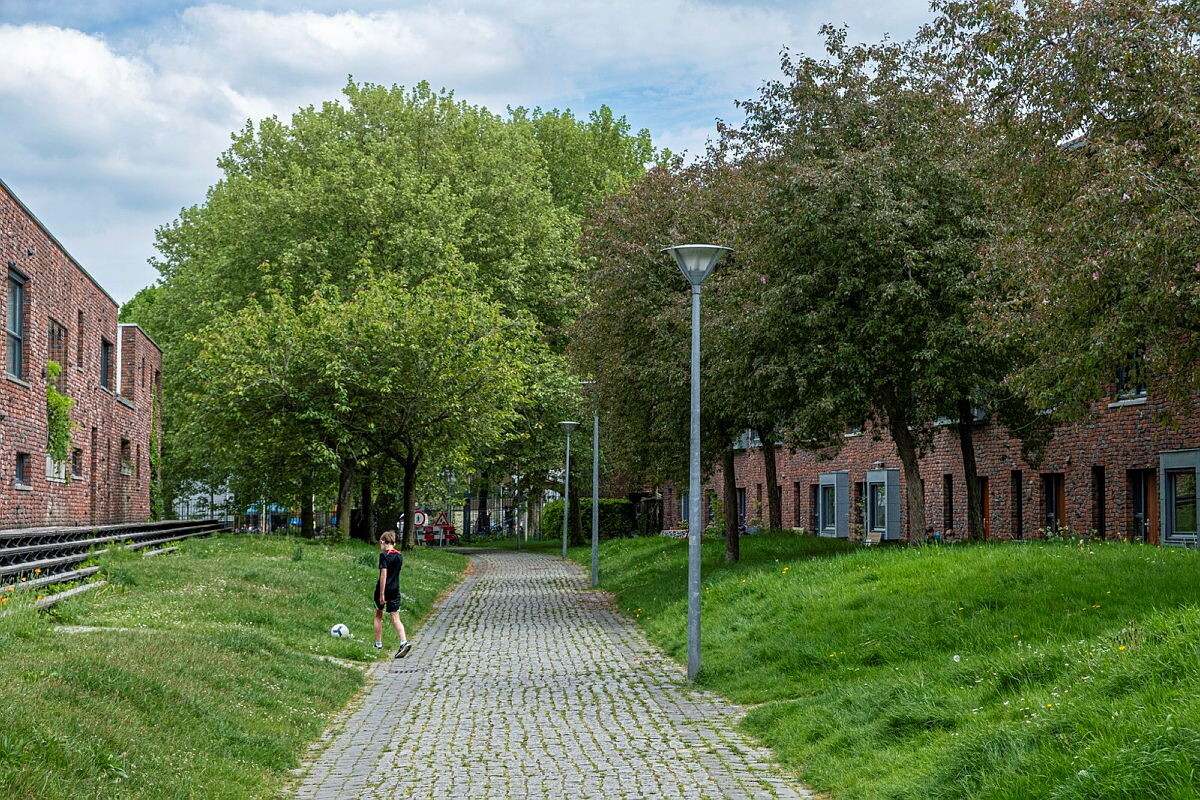 Jongen met voetbal in wijk